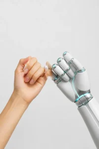Promesse du petit doigt entre une main de femme et une main de robot